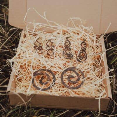 Fémékszer doboz, vintage stílusú, kézzel készített, saját tervezésű fémékszerek, kiszerelésben, termelői kézműves áruk.